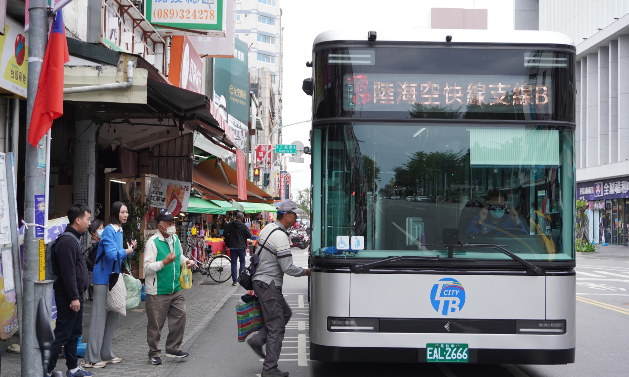 市區公車春節期間不打烊，僅除夕晚上七點後班車停駛