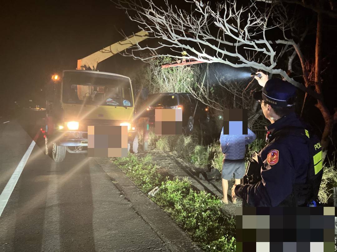 民眾恍神車陷草叢 大武警即時救援脫困