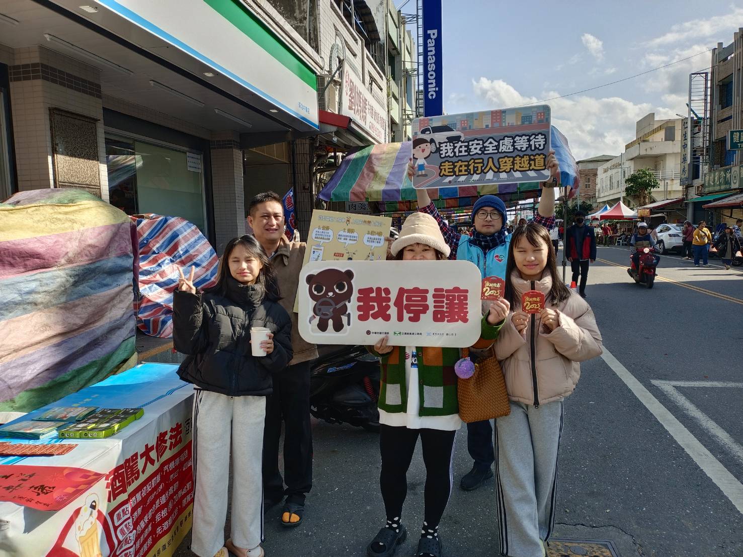 成功鎮年貨大街熱鬧開跑! 警全力維持交通順暢