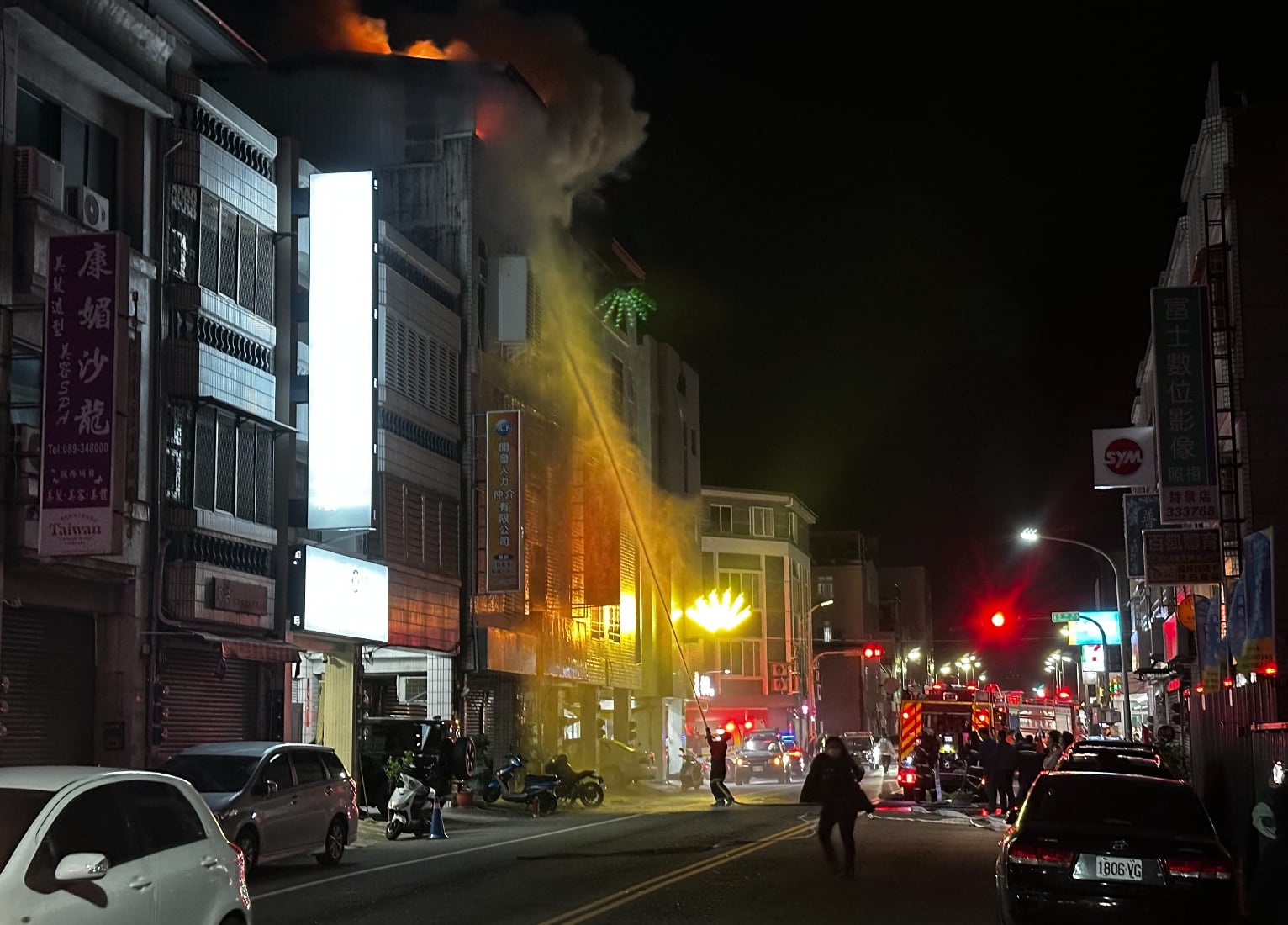 爆竹飛進透天厝  頂樓付之一炬