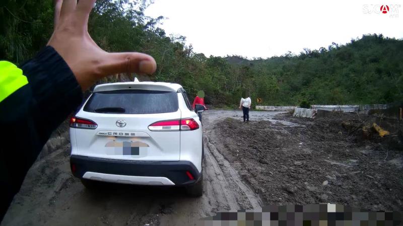 車子誤入泥濘中 員警化身「浩克」助脫困