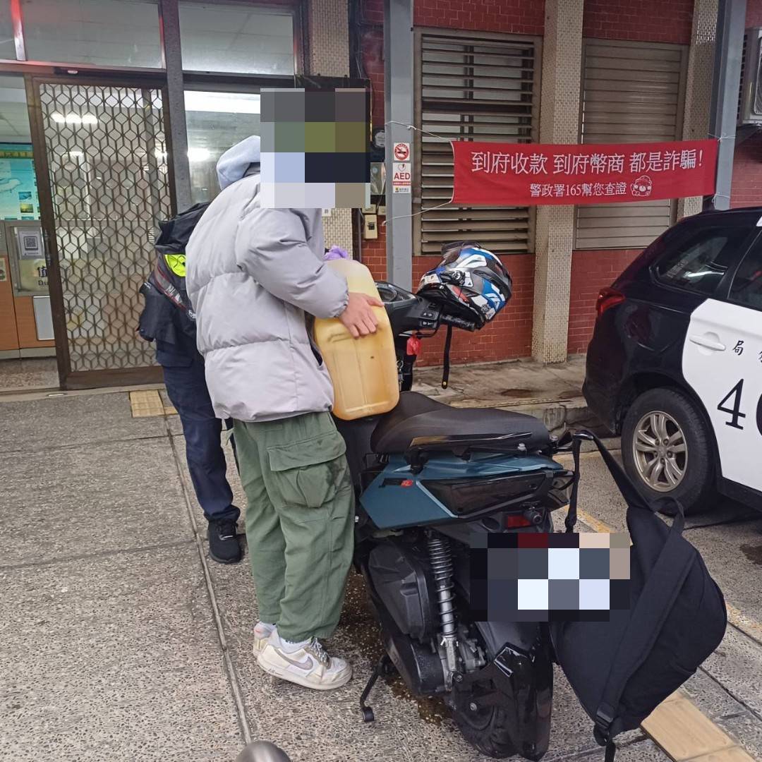 機車沒油卡山區　員警熱心協助