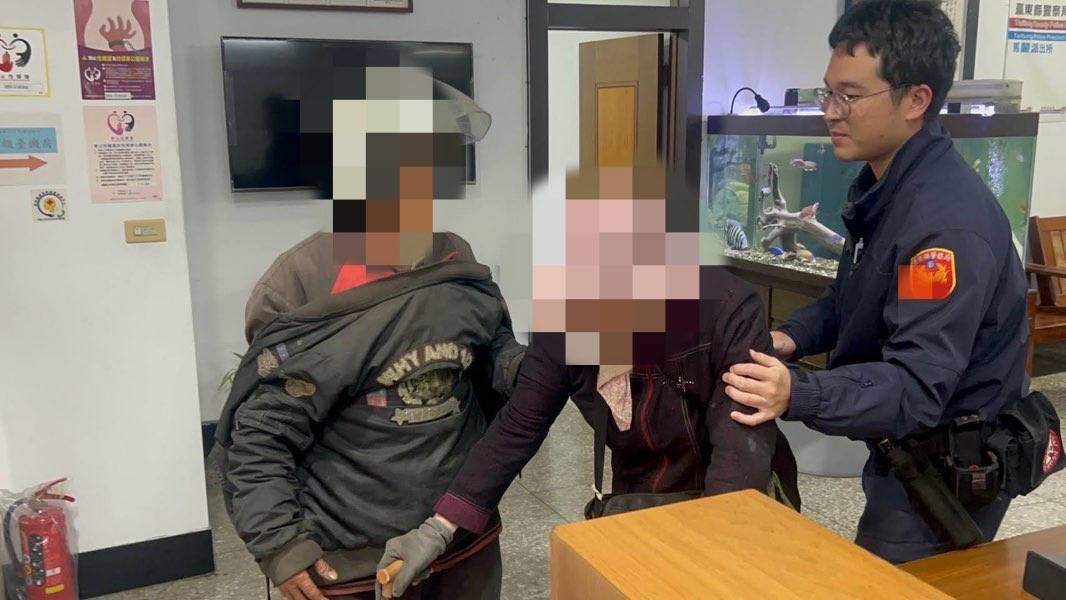 東警助九旬老婦平安返家