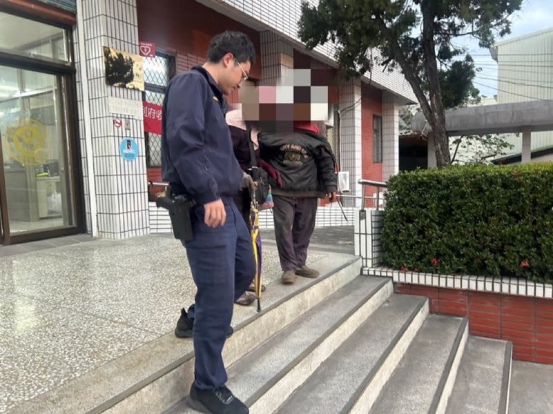 警暖心助九旬迷途老婦 平安返家