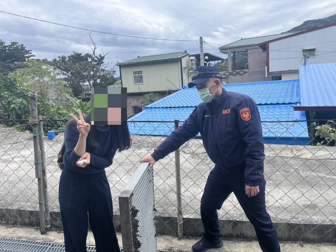 耳機手滑掉入水溝 暖警積極助尋回