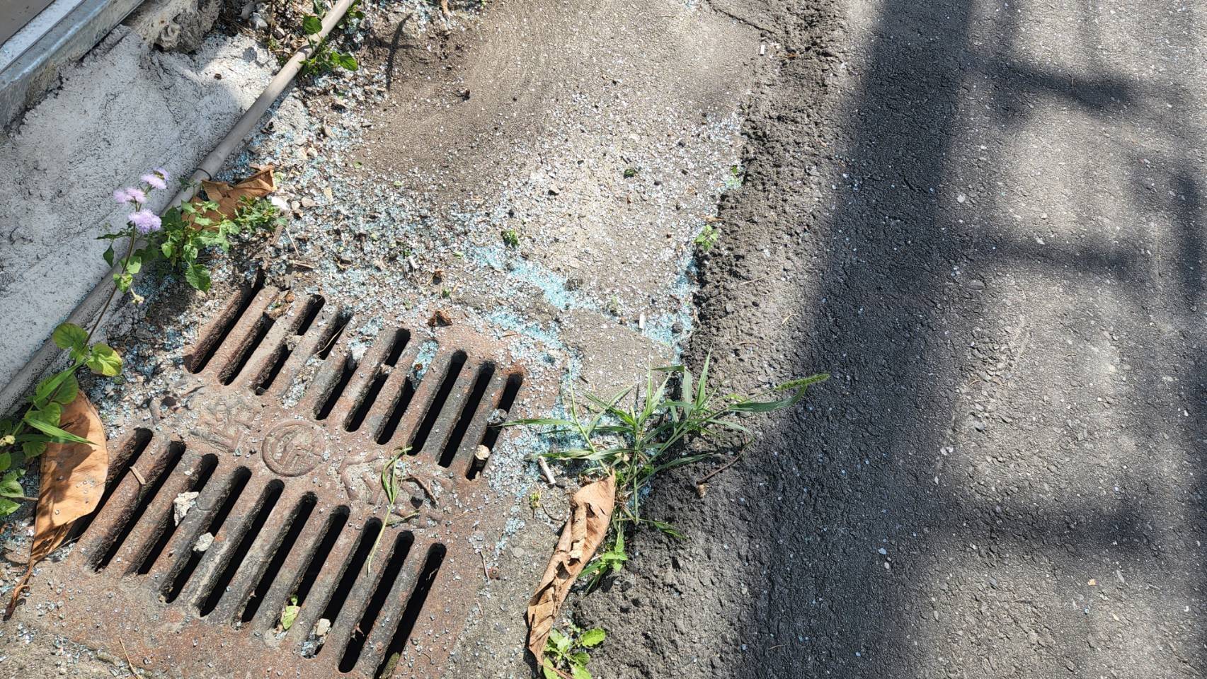 臺9線路面碎玻璃灑滿地! 「恐爆胎、打滑」瑞豐警借用竹掃把30分鐘掃除