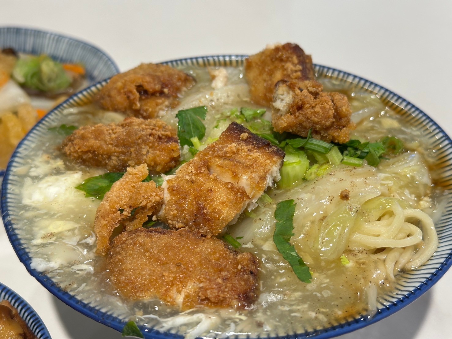 網羅經典台灣小吃!在台東夜市稱霸的「最大攤位」居然是海綿寶寶的好朋友?