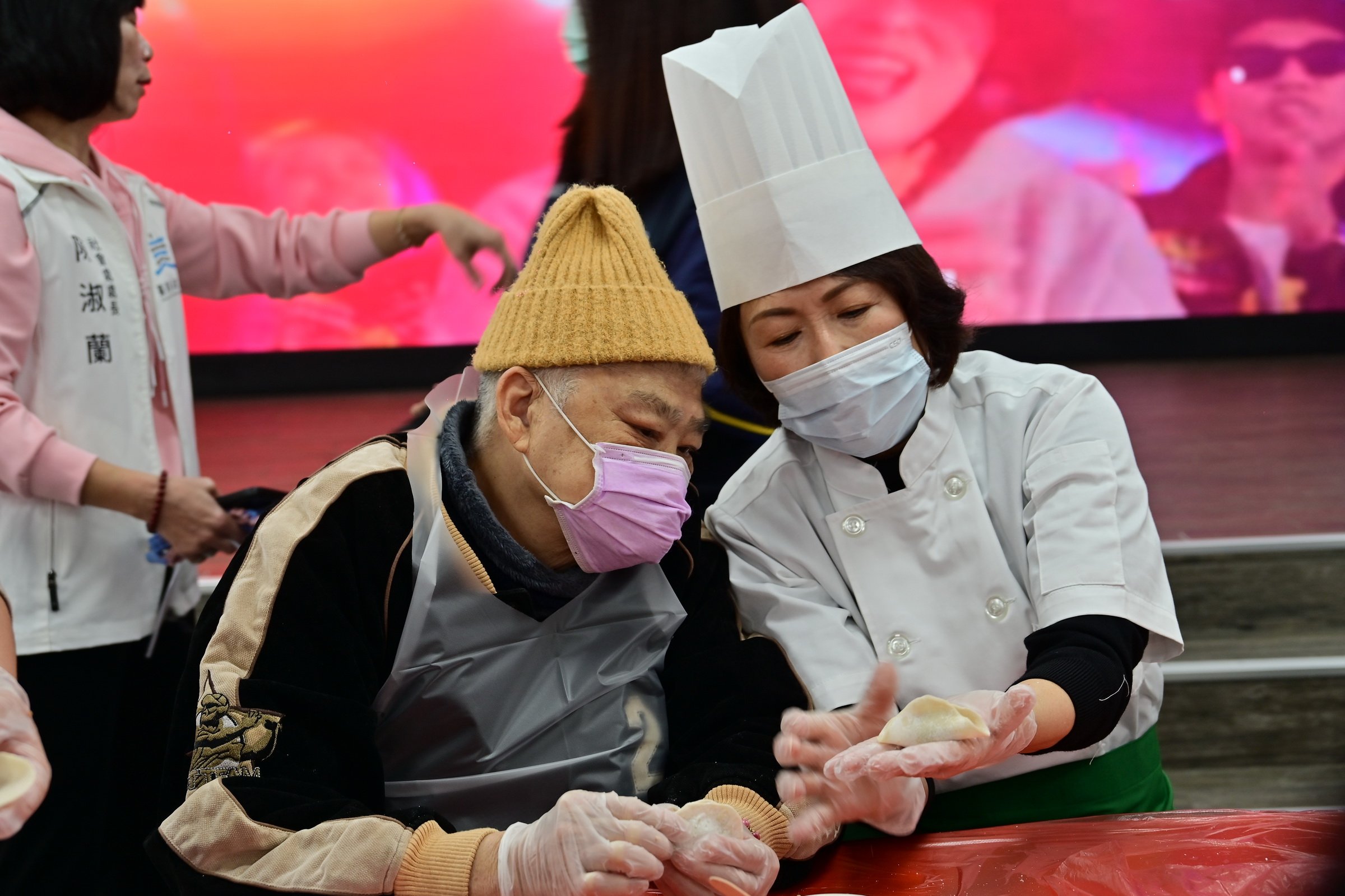 暖送「2萬顆水餃」! 饒慶鈴到場親手做 向獨居長者賀佳節 