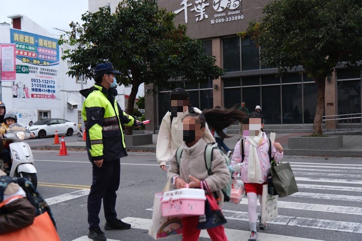 警方強化校園周邊秩序維護，確保交通順暢與學童安全