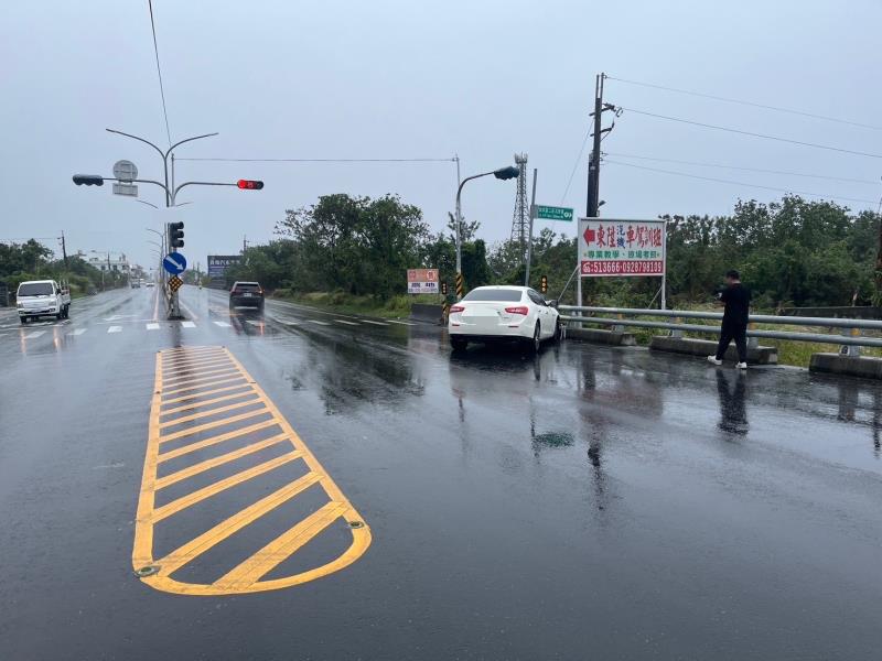 天雨路滑 自小客自撞紐澤西護欄