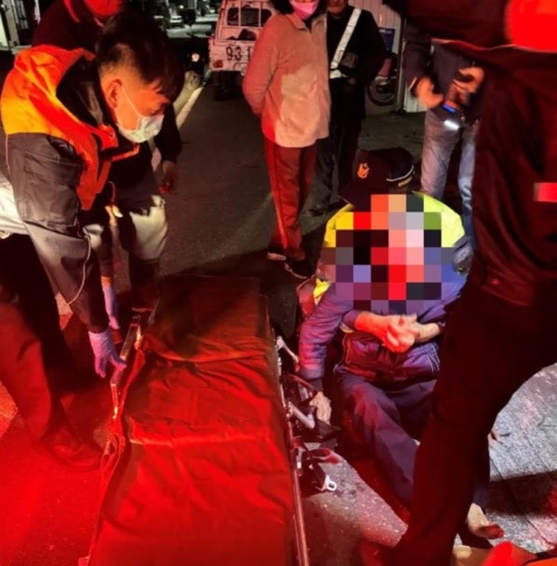 獨居老人路倒 員警即時救援