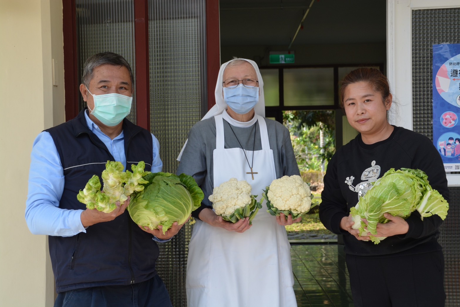 台東關山在地媳婦聯合好友做公益　滿載食材送療養院加菜