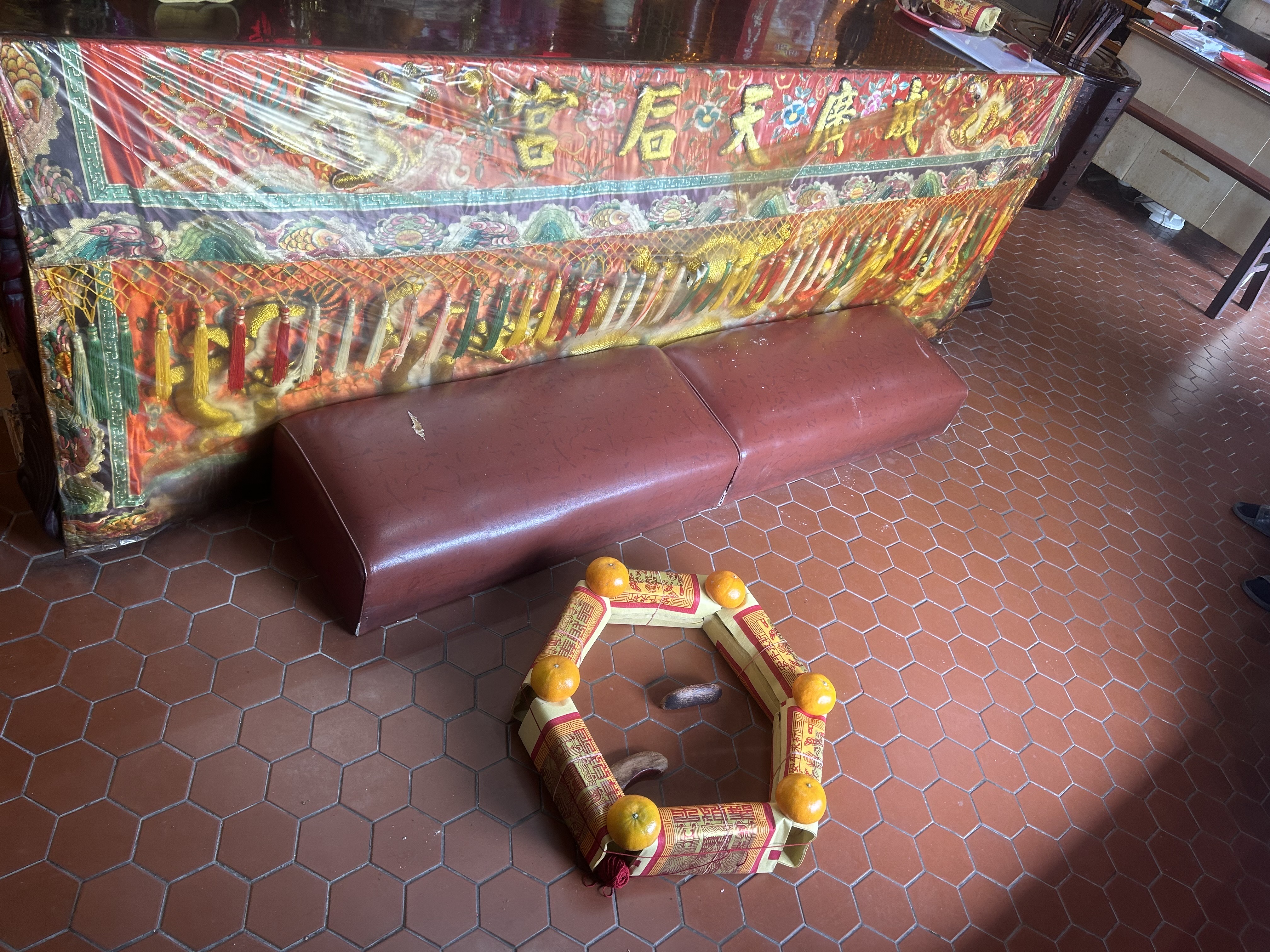 台東成功鎮小港天后宮神蹟現身　筊杯直立引信眾驚嘆