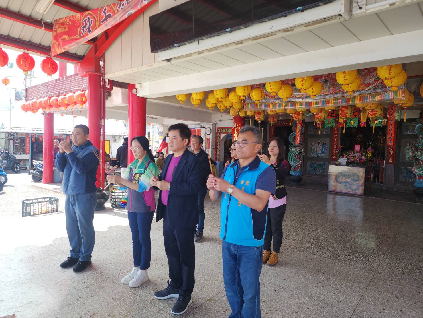 立委帶頭赤腳走七星橋，祈福消災