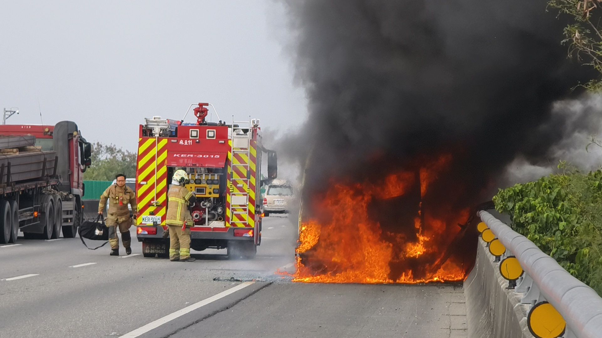 國道一號途中驚魂! 賓士車引擎室起火 火勢失控燒成廢墟