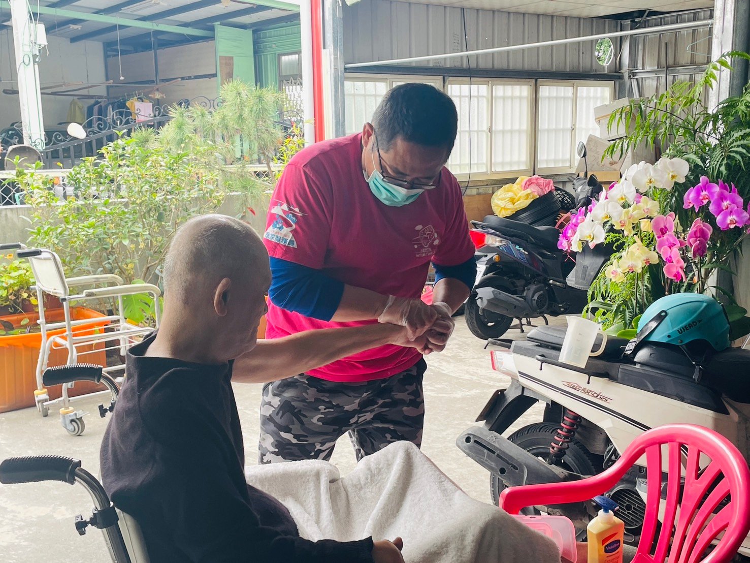 榮民陳俊茂從「軍旅轉戰長照」