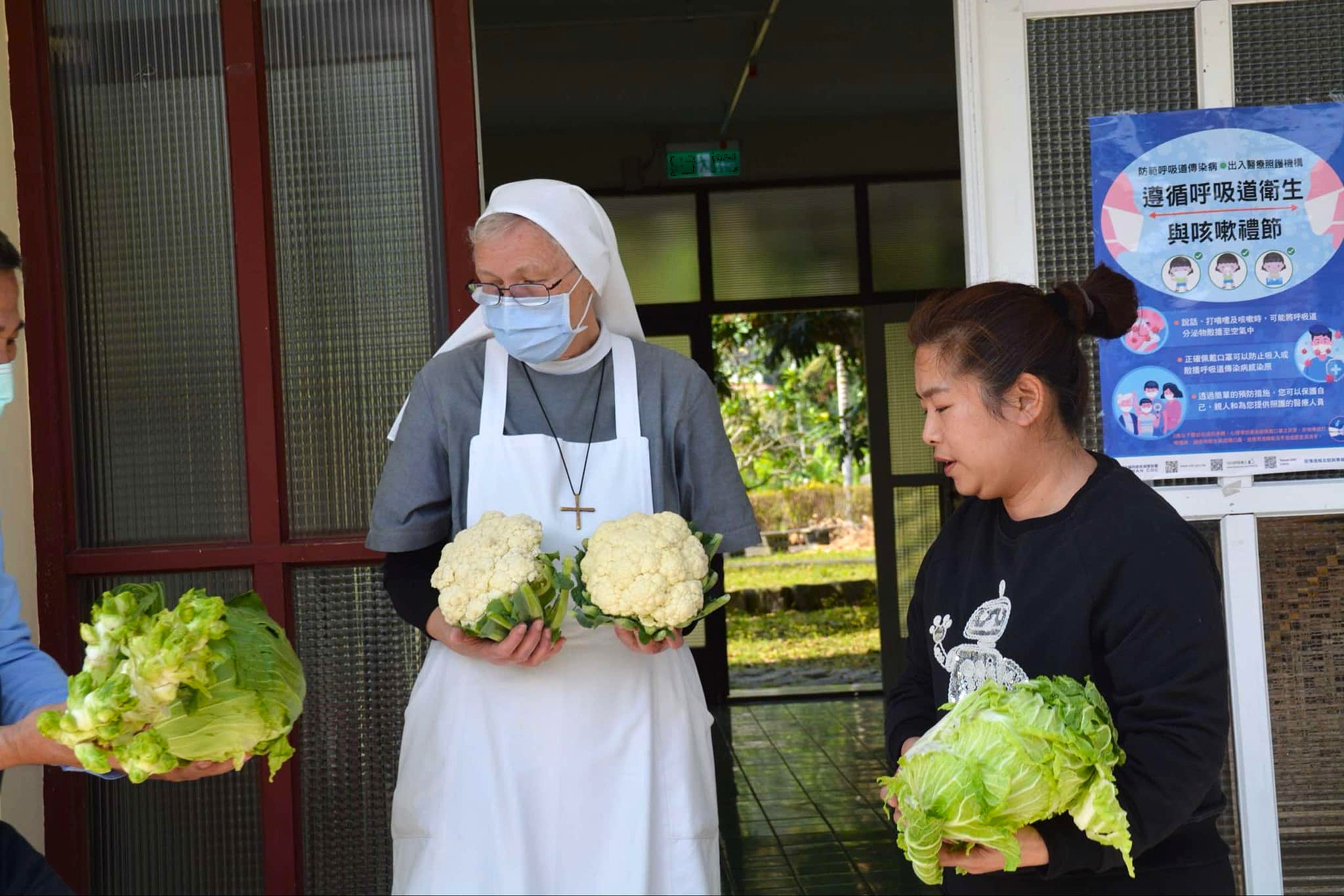 在地媳婦聯合好友做公益 休旅車載滿食材「送療養院加菜」