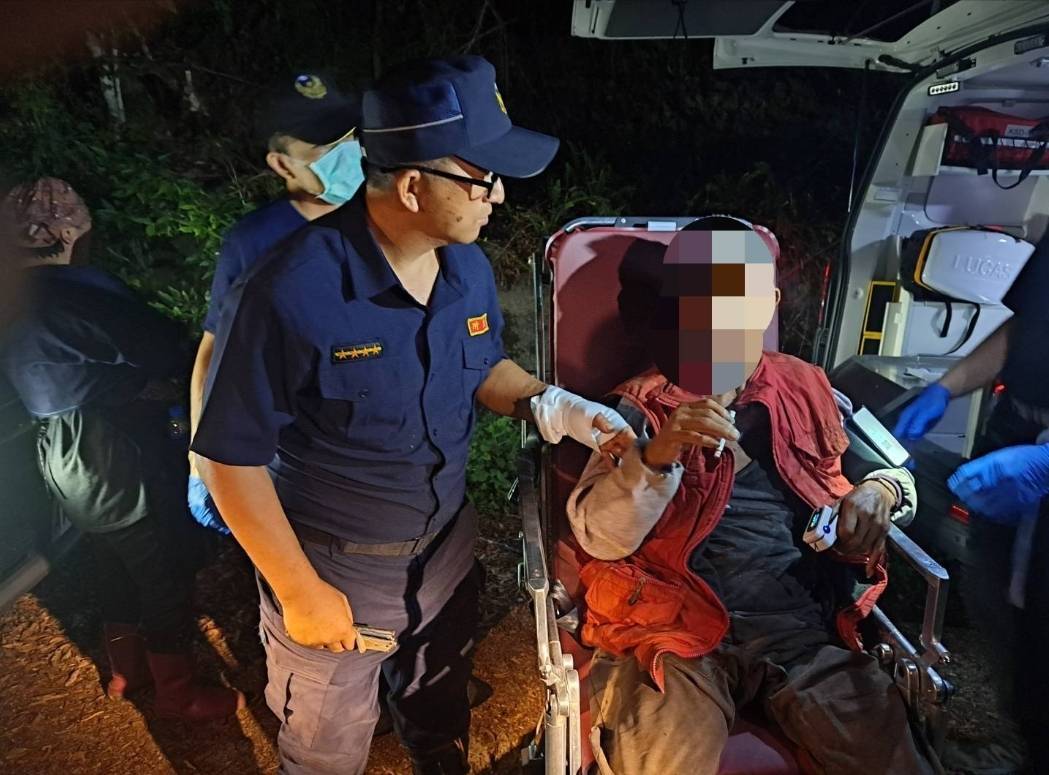 與有榮焉！霧鹿所長接受署長親頒水晶獎座