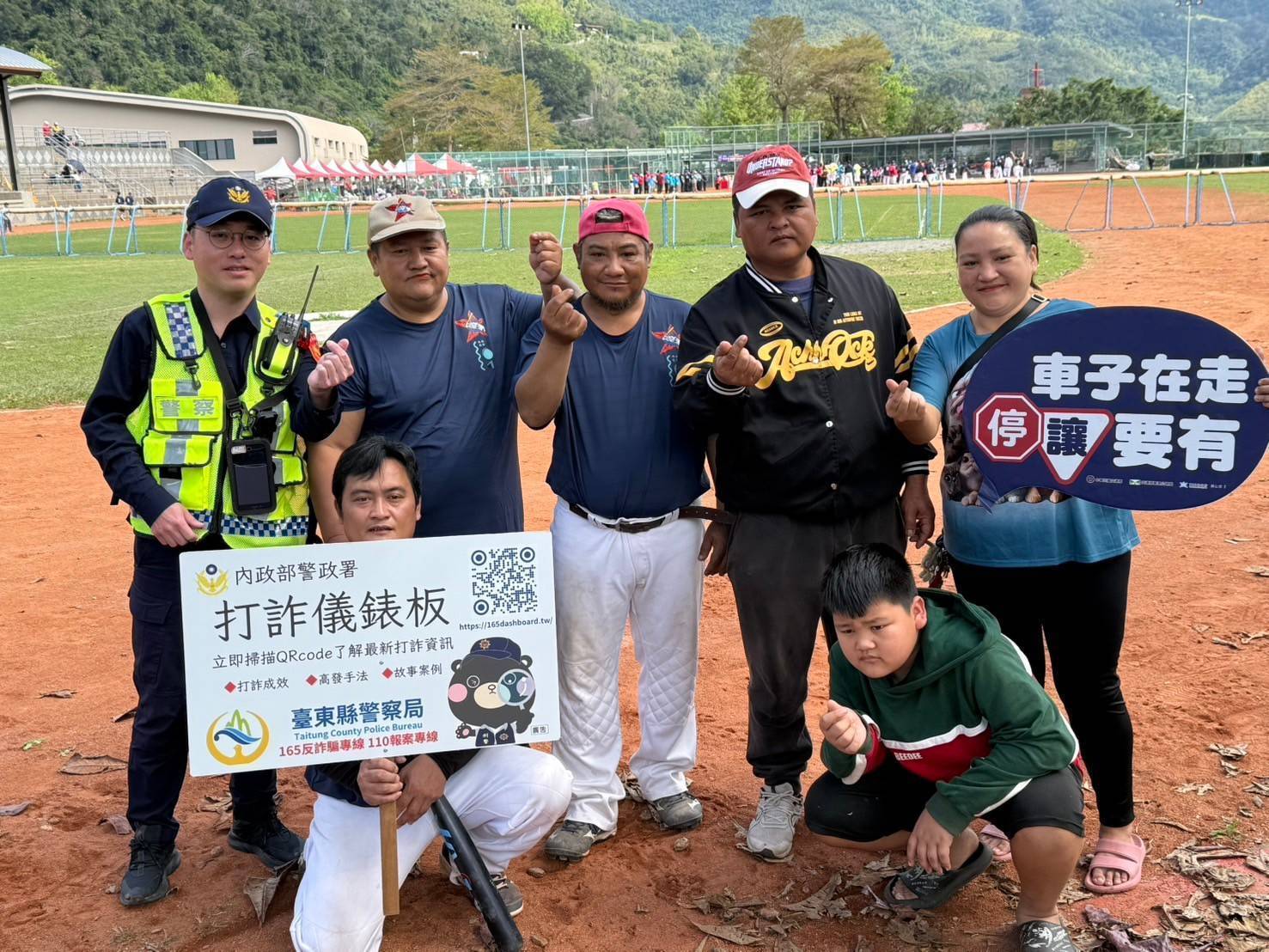 延平警所長場邊「舉牌」，宣講交安防詐新招