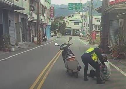  八旬男子體力不支摔倒　暖警神救援協助安全返家