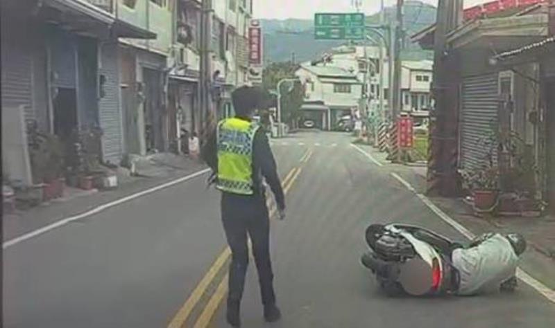 八旬翁體力不支犁田 好在警察就在後面