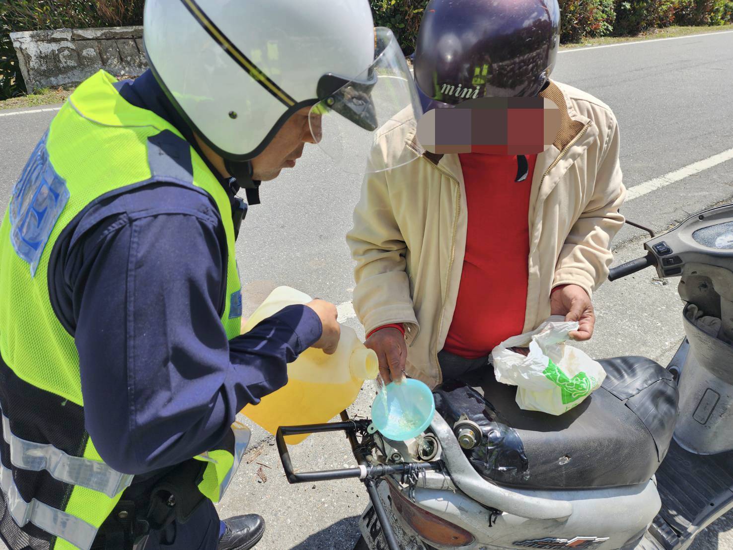 員警協助民眾返鄉，展現為民服務精神