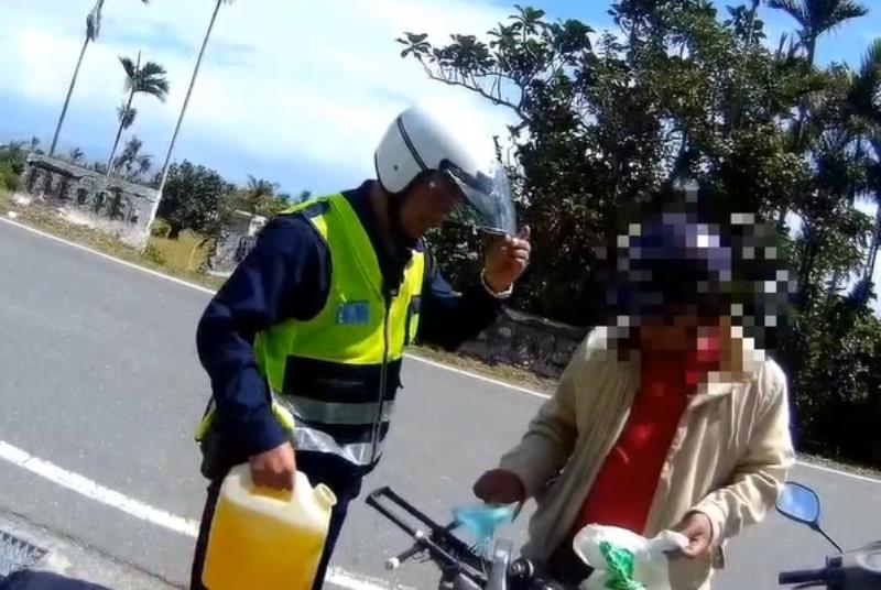 臺東縣成功分局溫馨協助民眾返鄉