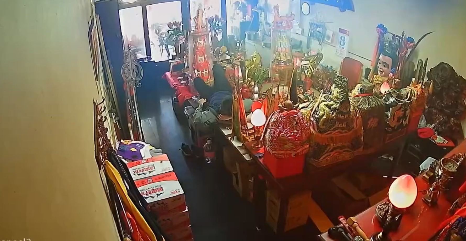 男子酒醉誤闖寺廟　竟將供桌當床睡