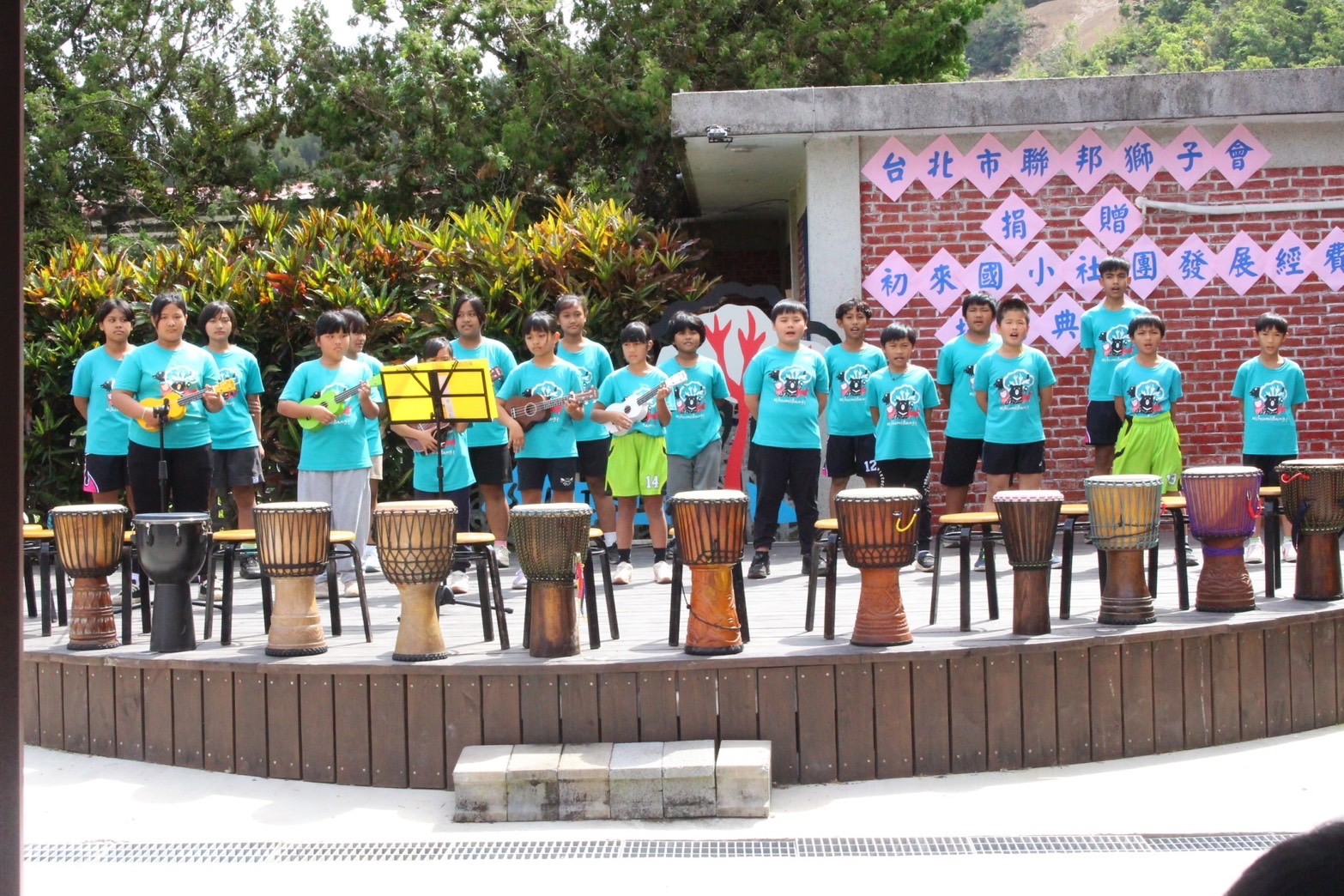 臺北市聯邦獅子會捐贈初來國小 足球運動、烏克麗麗社團經費