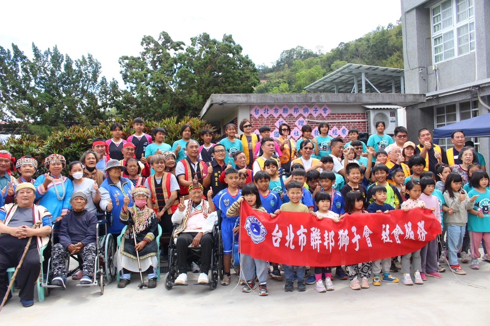 臺北市聯邦獅子會八年送暖 再捐經費助初來國小足球與烏克麗麗社團發展