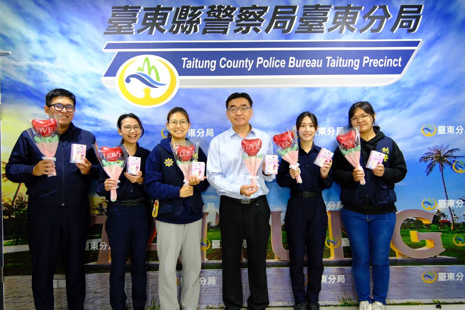 東警分局婦女節前夕贈禮，感謝女性員警的付出