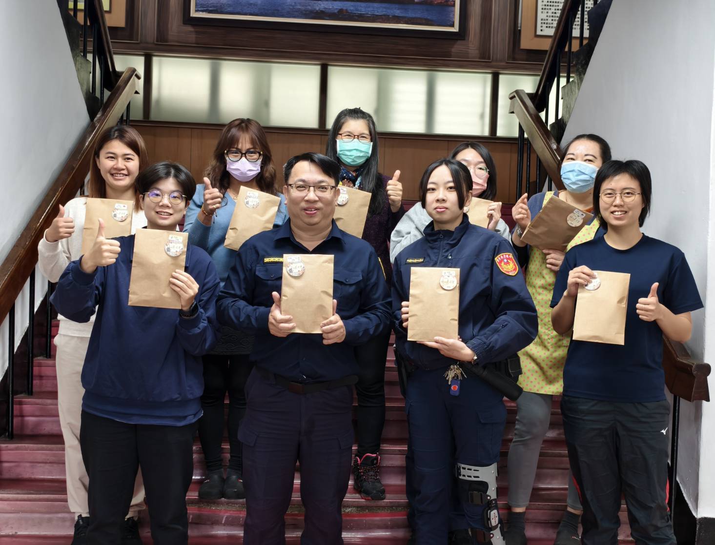 東警分局長贈「空氣髮梳」，感謝女性員警的辛勤付出