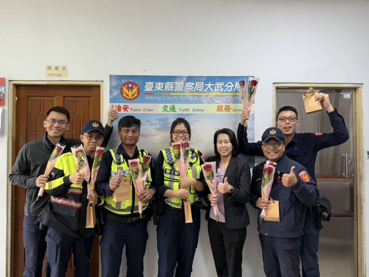 慶祝婦女節,大武分局男女員警都有禮