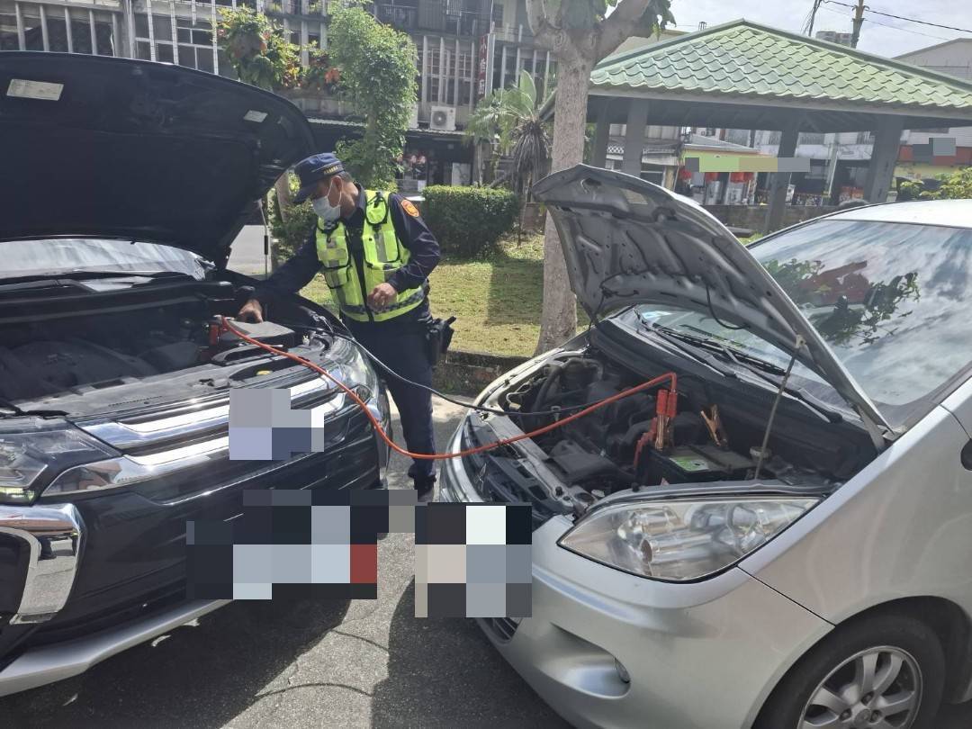 車輛故障卡路口 員警助「一臂」之力