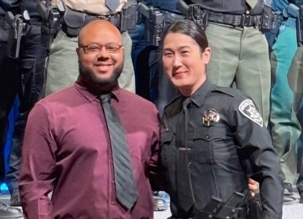  美籍台裔警長遠赴台東　與關山警察分局交流並交換臂章