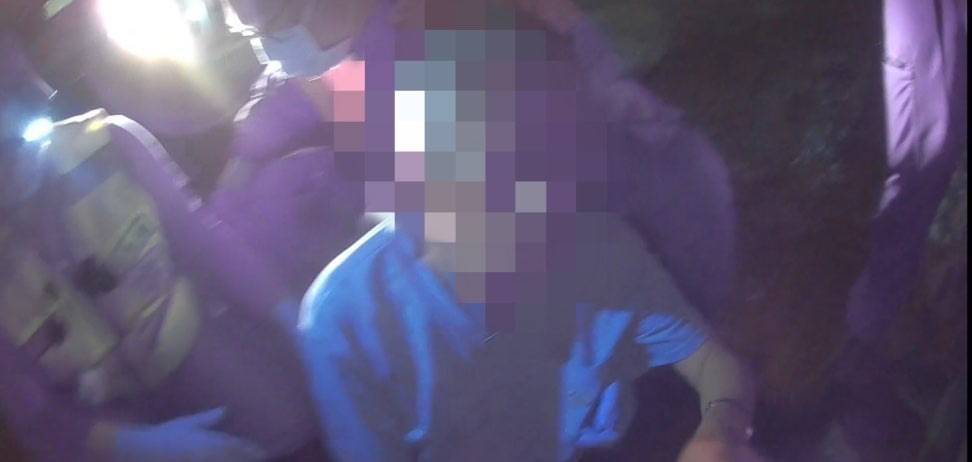  半夜不適蹲坐路旁，東警助老翁平安返家