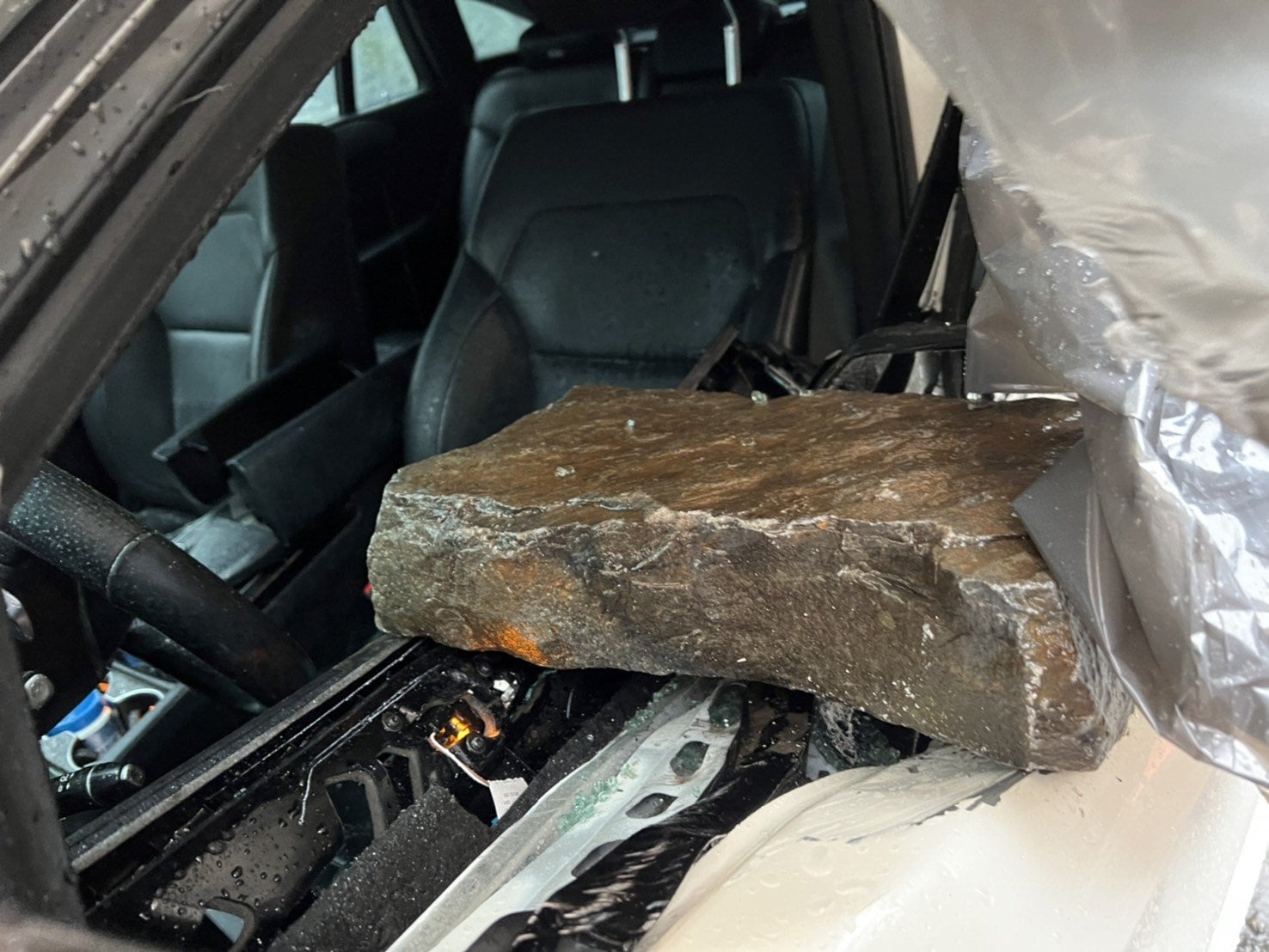 山區大雷雨釀落石！中橫便道轎車遭砸 駕駛受傷全線封閉