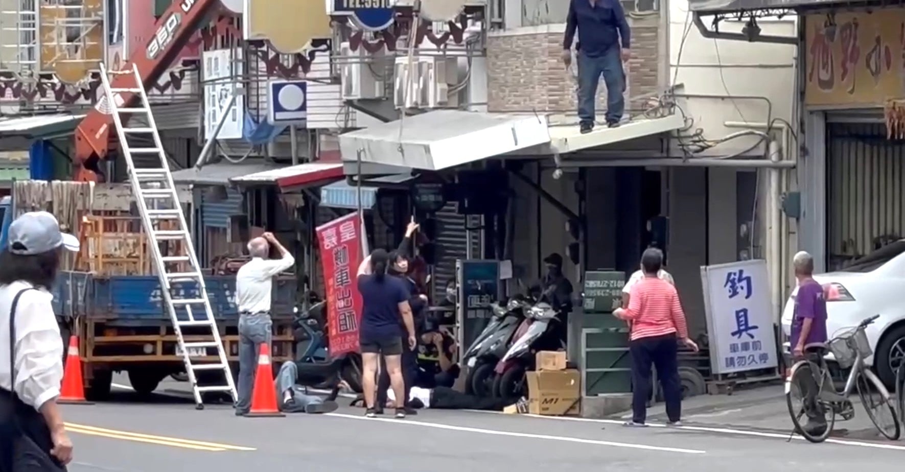 鹿野2工人拆除招牌 瞬間自2樓墜落