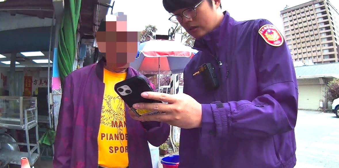 忘了回家的路! 東警暖心護送迷路老翁