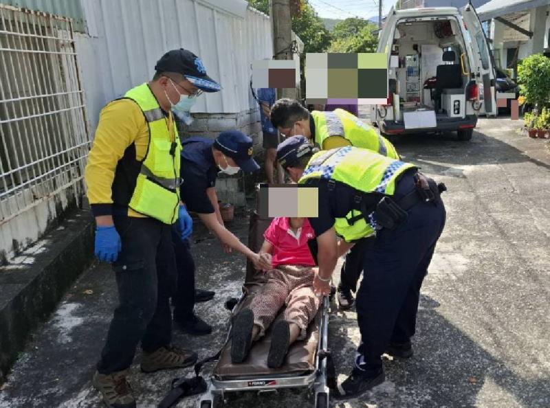 老婦身體不適拒就診 員警協助送醫保平安