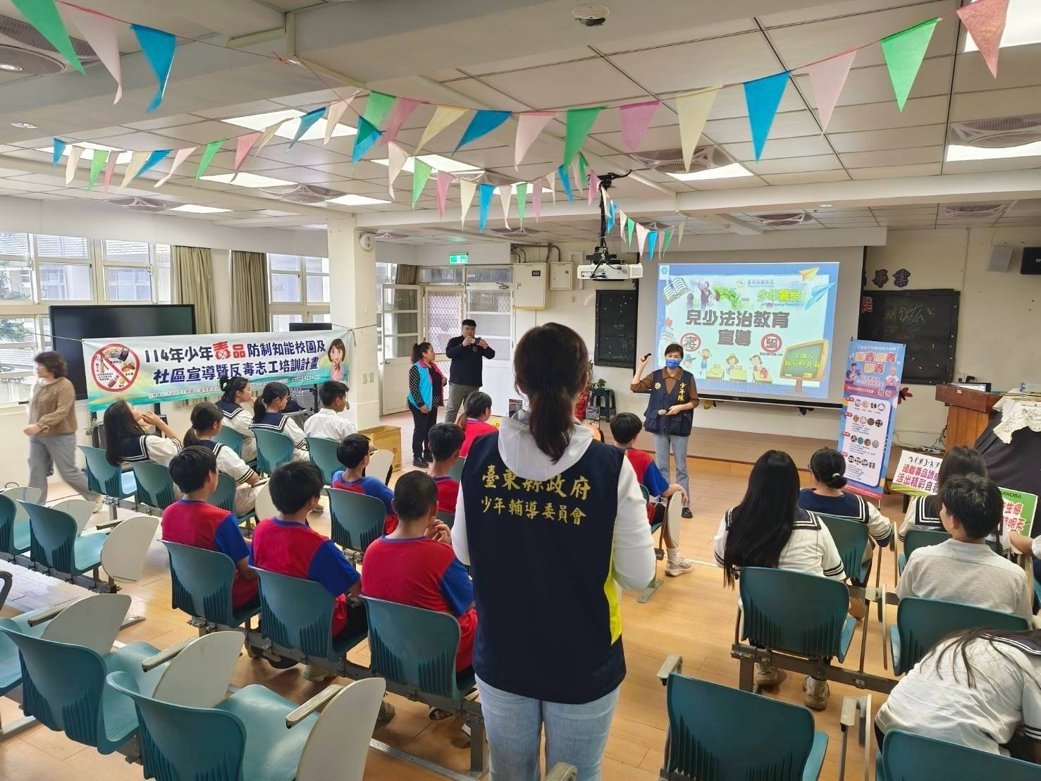   反毒從校園做起！東警少年警察隊結合少年輔導委員會前往桃源國中宣導