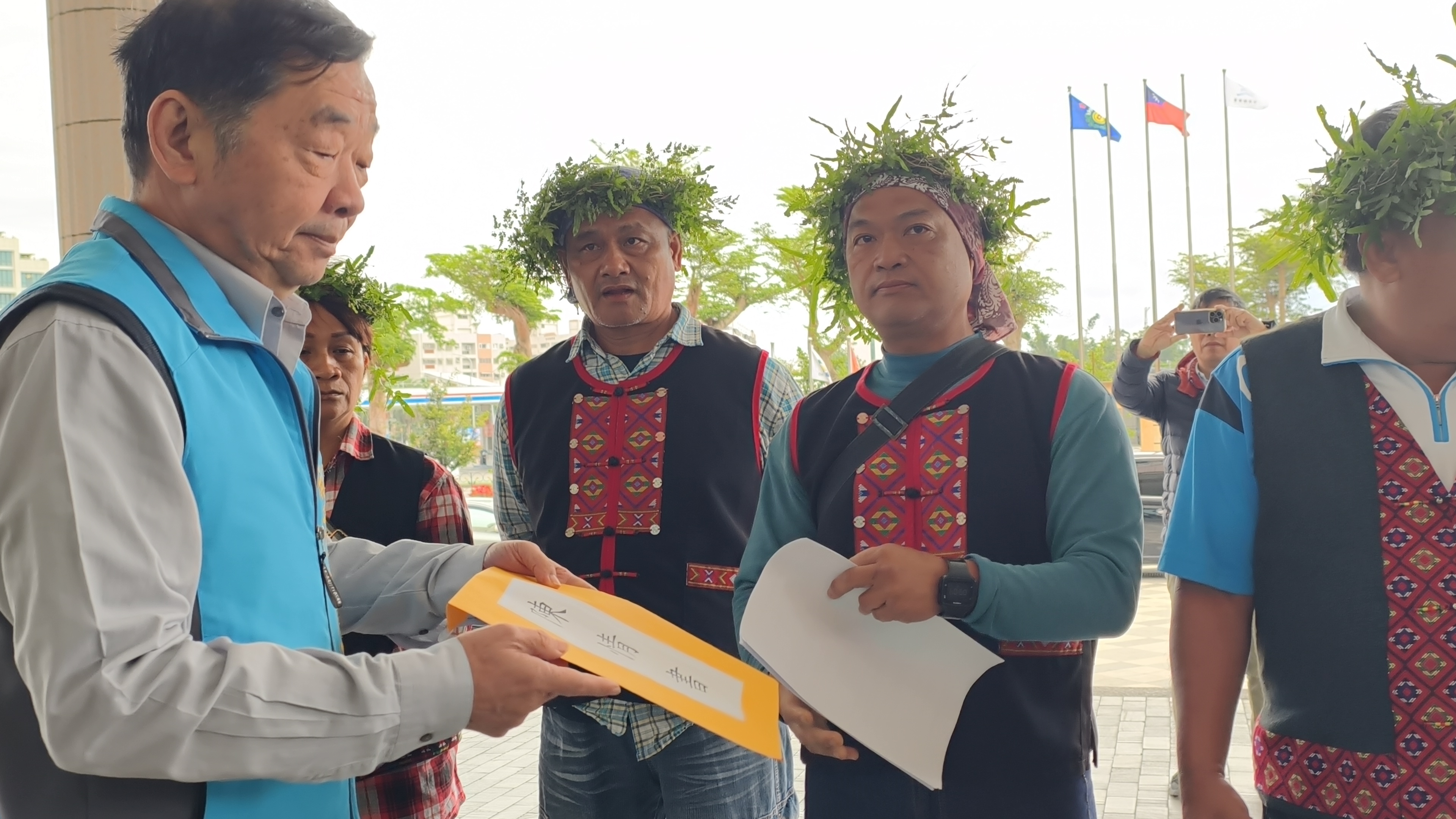 縣府發展計畫與部落權益交鋒 下賓朗部落至臺東縣議會遞交陳情書 憂無形文化資產與生活空間遭受不可回復之傷害