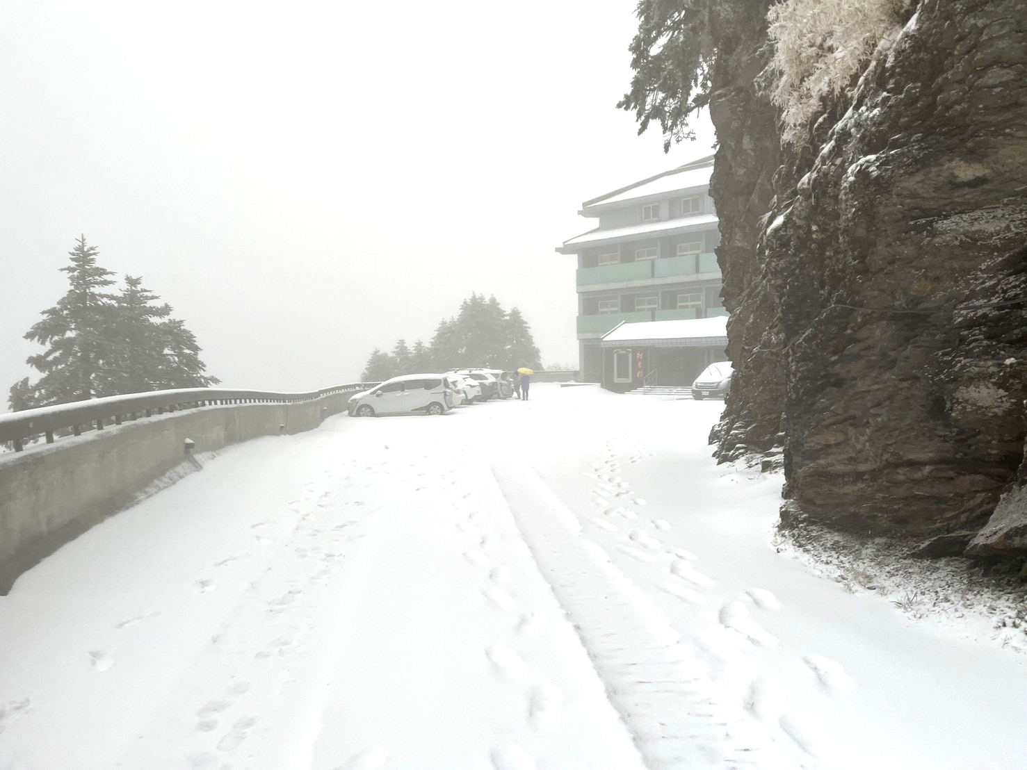 天候惡劣積雪30公分! 17人登山團受困 1隊友失聯趴地身亡