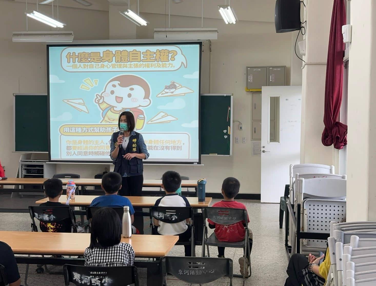 防詐防侵害！婦幼警察隊校園巡迴宣導列車開往東河國小