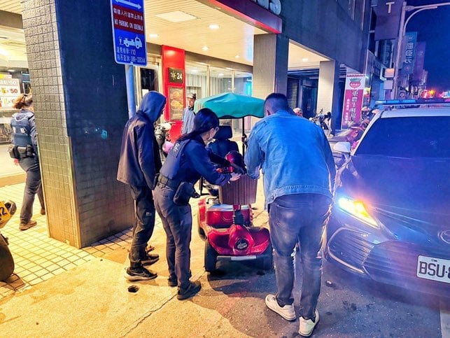 警民聯手助七旬翁 度過代步車危機