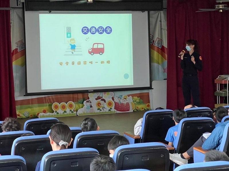 交通安全觀念從小扎根，東警前往岩灣國小進行宣導