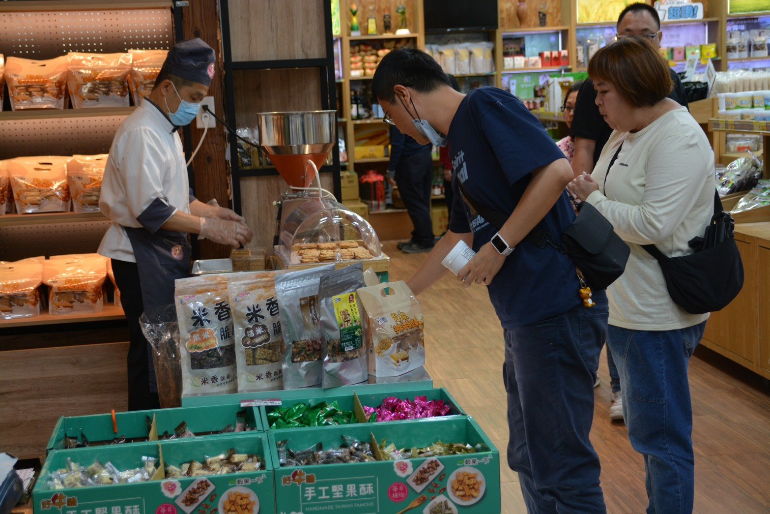   米國學校邀請牛軋糖業者設攤  手作美食吸引遊客青睞