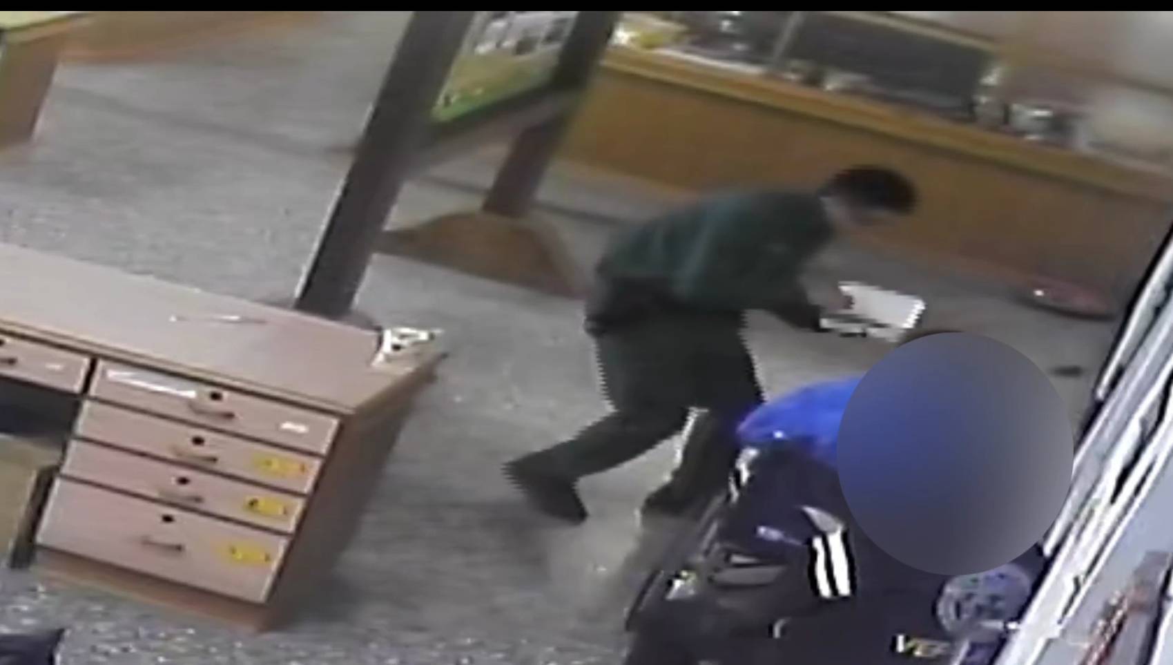 坐輪椅且手部受傷長者迷途 關山警協助返家