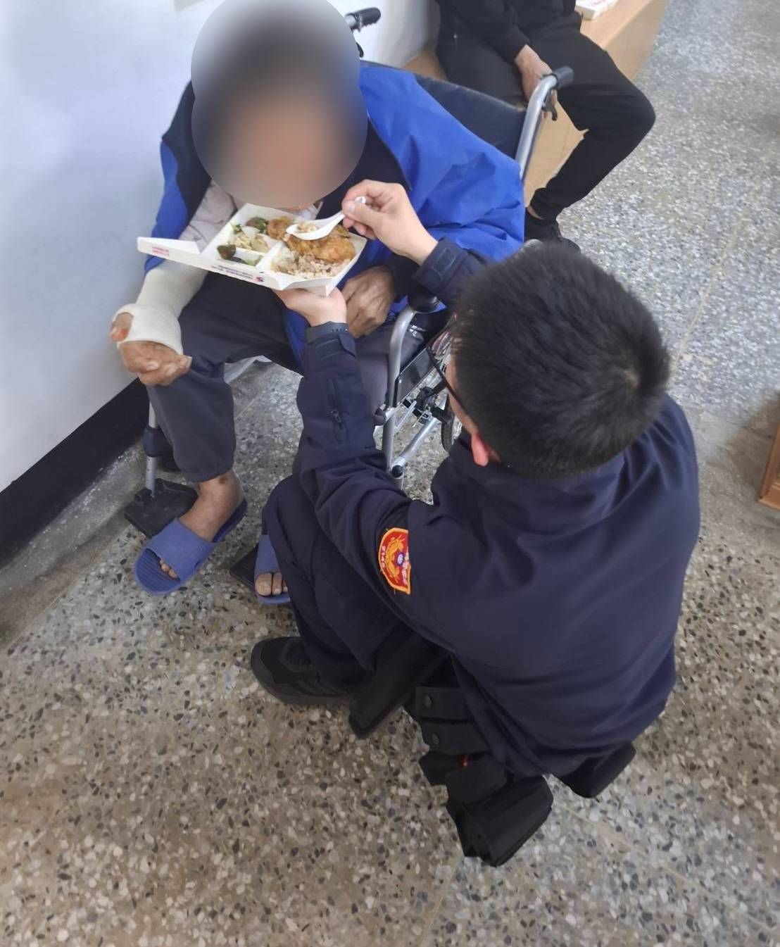 暖警感動人心! 關山警溫情「蹲地餵食」迷途長者 坐輪椅手部傷平安返家