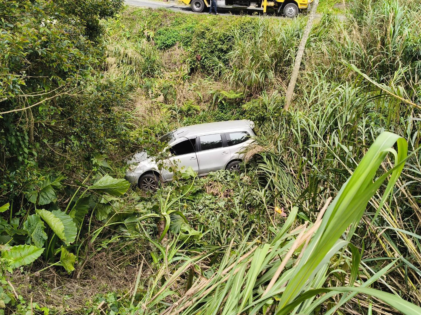 太麻里金針山女駕駛「倒車滑落山坡」手腳多處擦挫傷